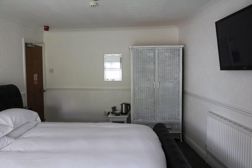 Shoreline Hotel