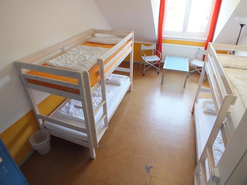 Max Hostel