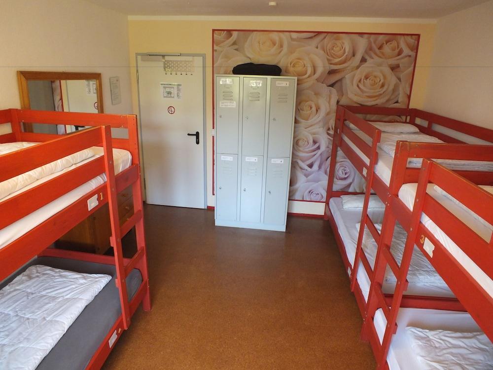 Max Hostel