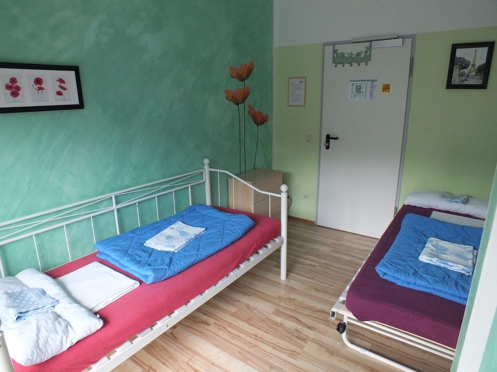 Max Hostel