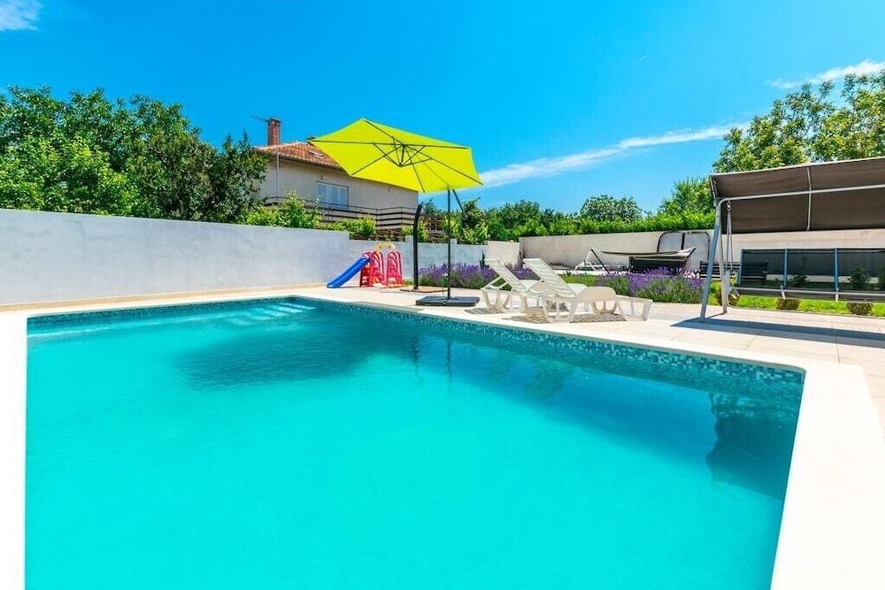 Apartments Orange 425