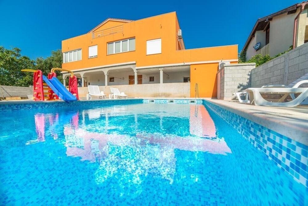 Apartments Orange 425