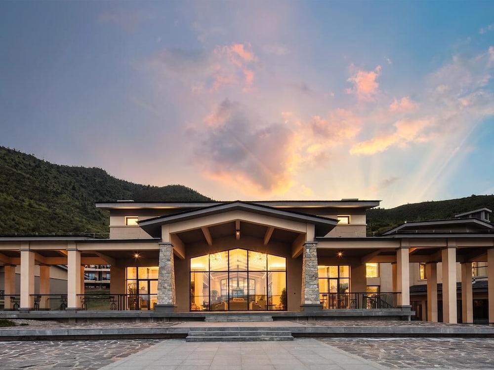 High Mountain Resort Shangri La