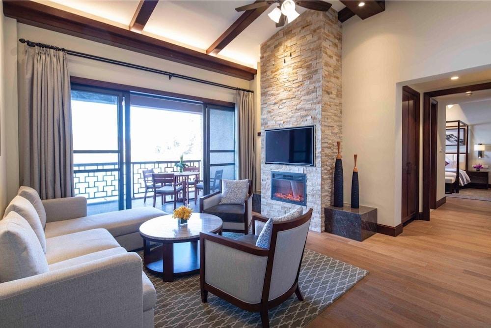 High Mountain Resort Shangri La