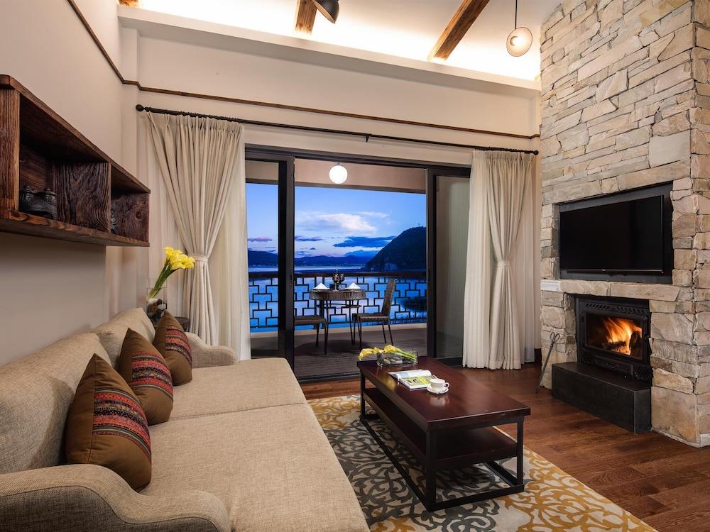 High Mountain Resort Shangri La