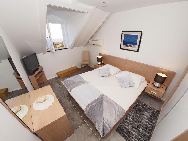 Apartments & Rooms Ivusic