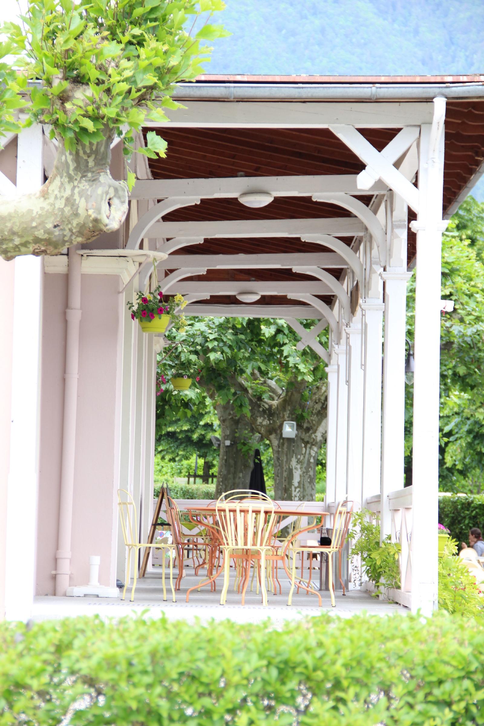 Le Pavillon Des Fleurs