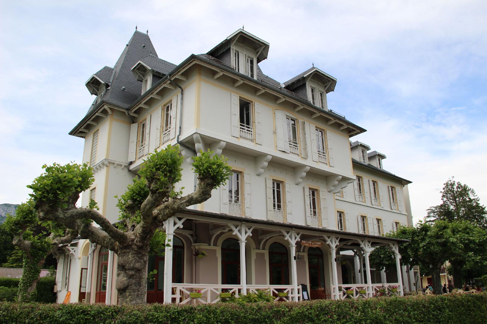 Le Pavillon Des Fleurs