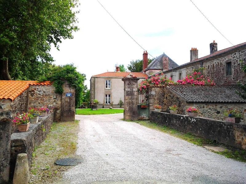 Le Manoir Aux Douves