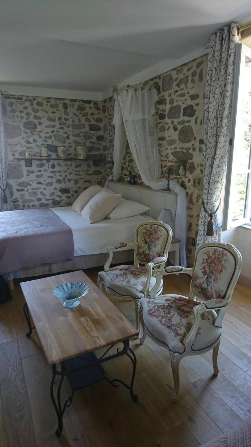 Le Manoir Aux Douves