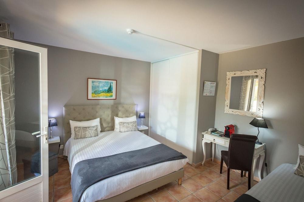 Hotel Le Saint Genies