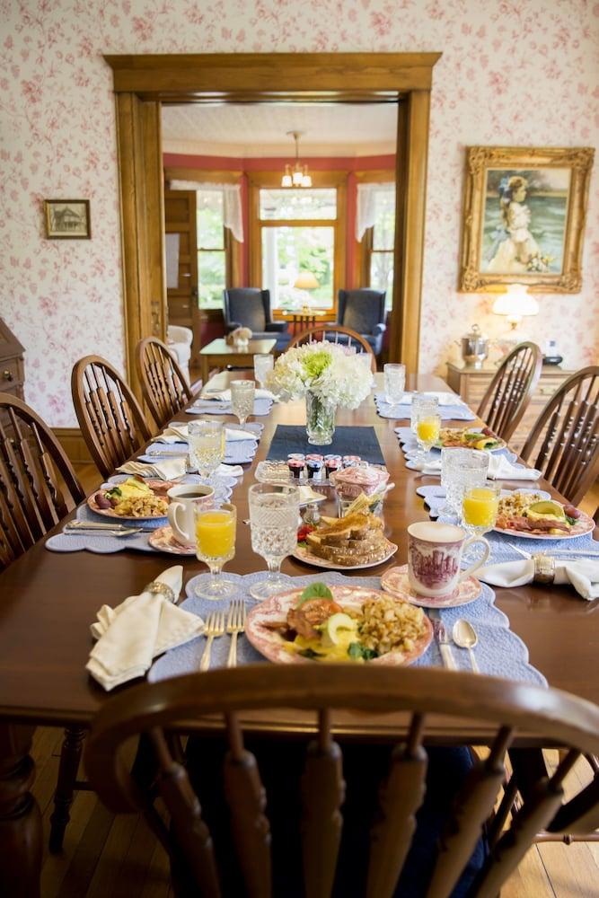 Harrison House Bed & Breakfast