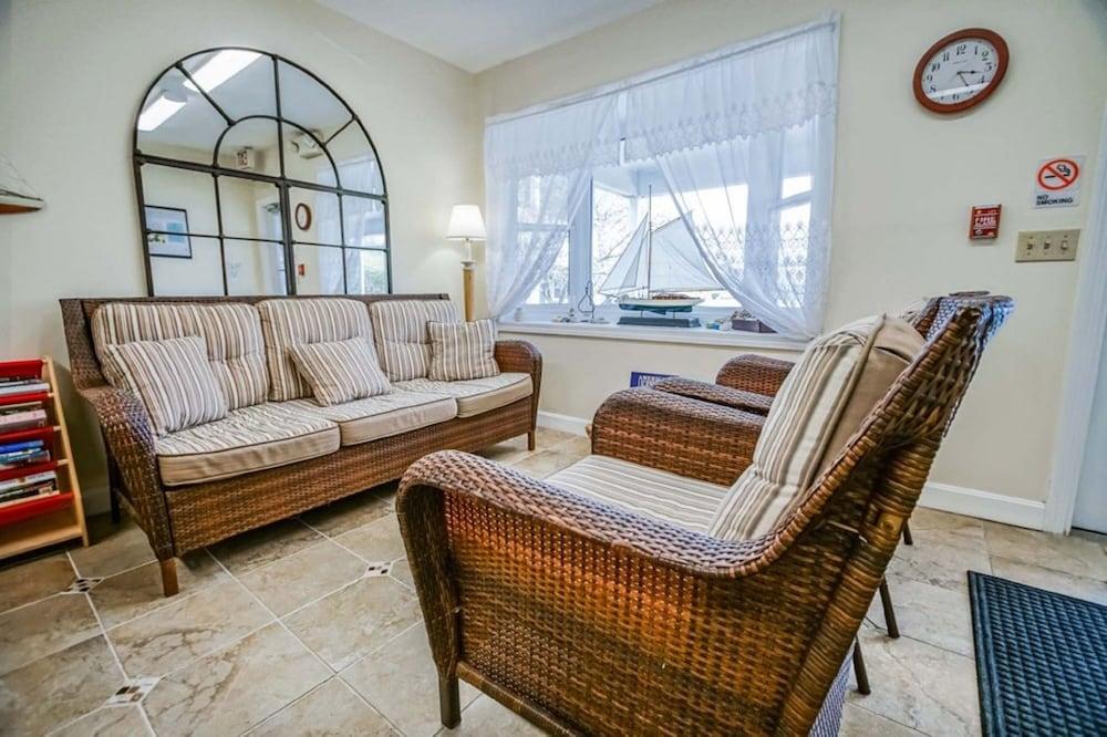 Island Manor Resort