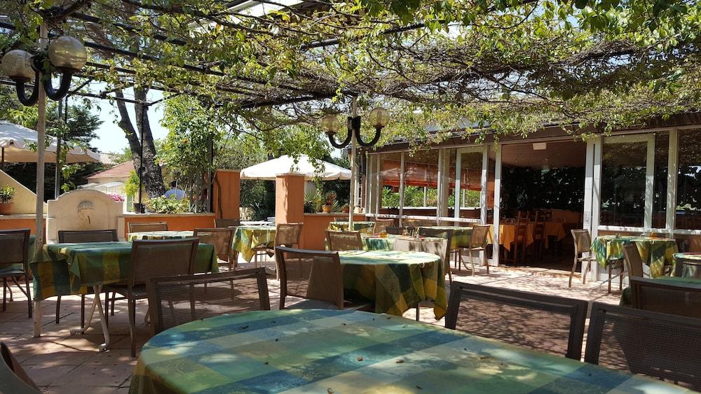 hotel Restaurant Le Chene Vert