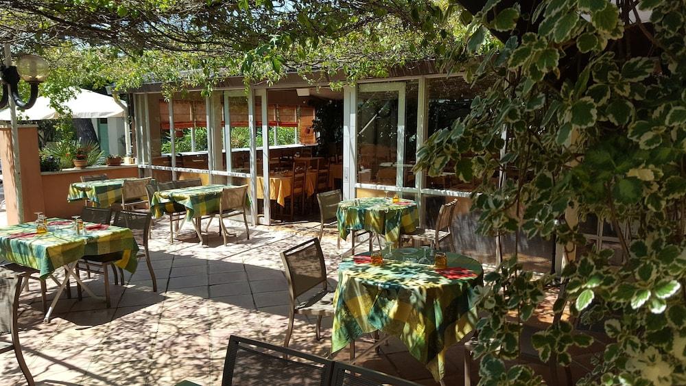 hotel Restaurant Le Chene Vert