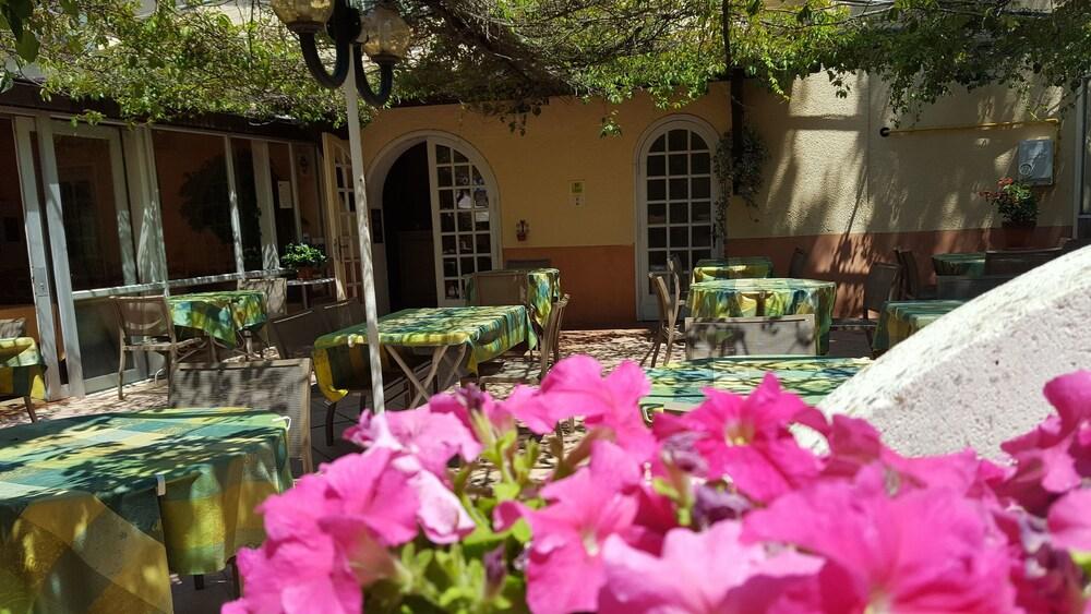 hotel Restaurant Le Chene Vert
