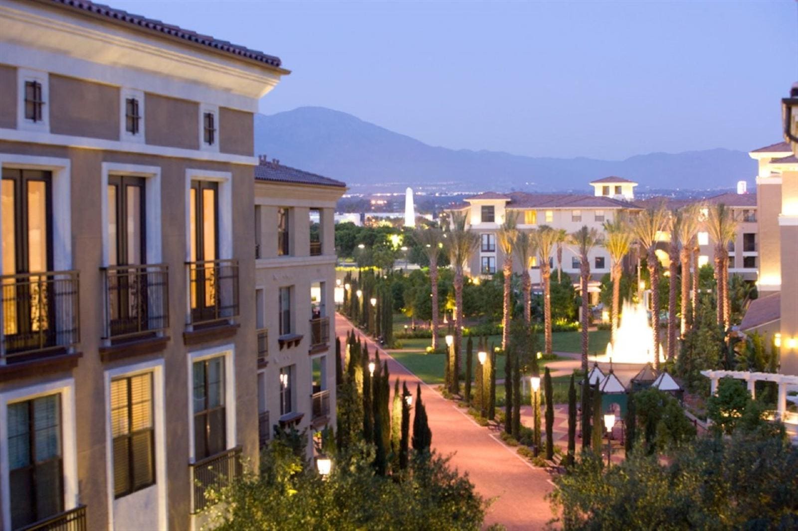 Global Luxury Suites At The Village