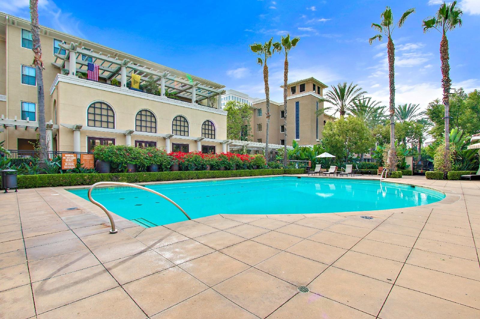 Global Luxury Suites At The Village