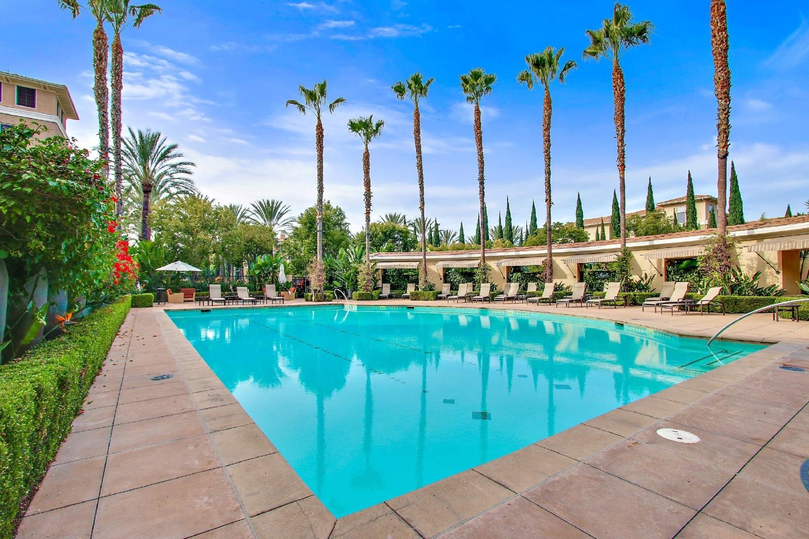 Global Luxury Suites At The Village