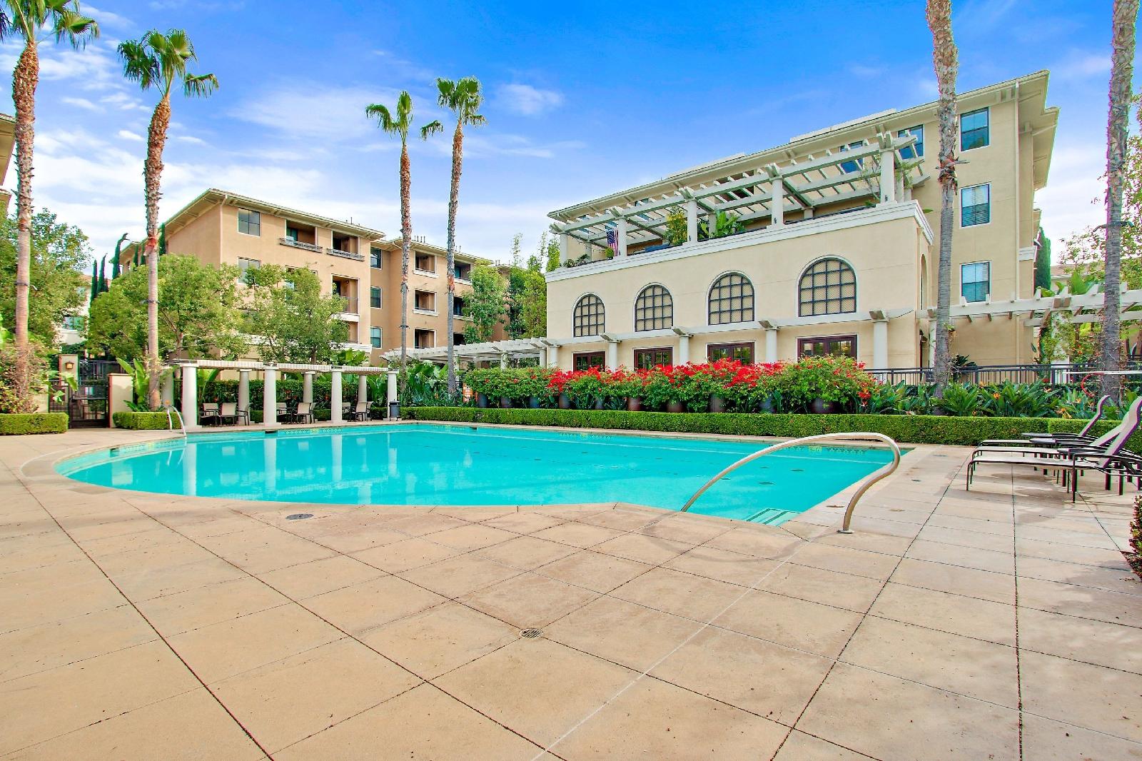 Global Luxury Suites At The Village