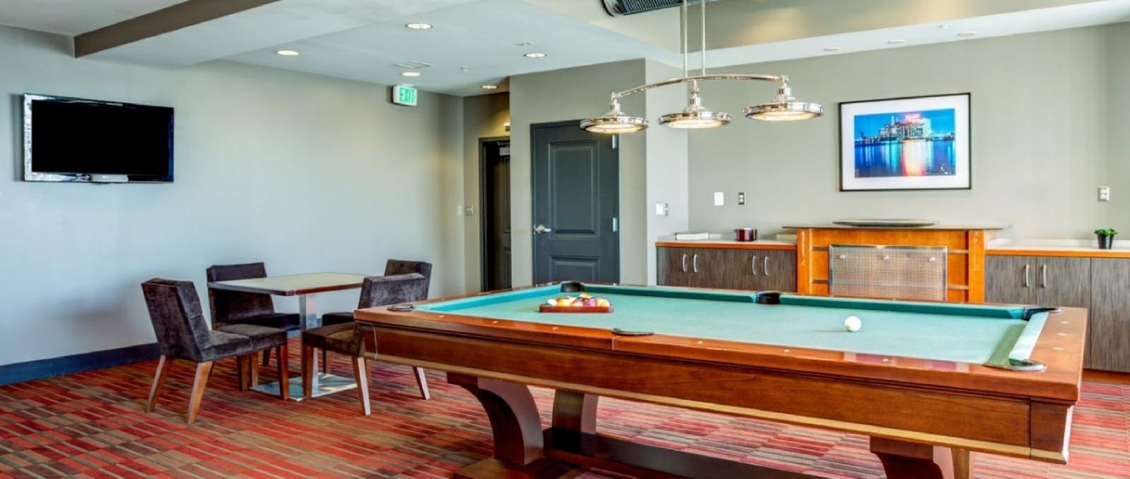 Global Luxury Suites At The Village