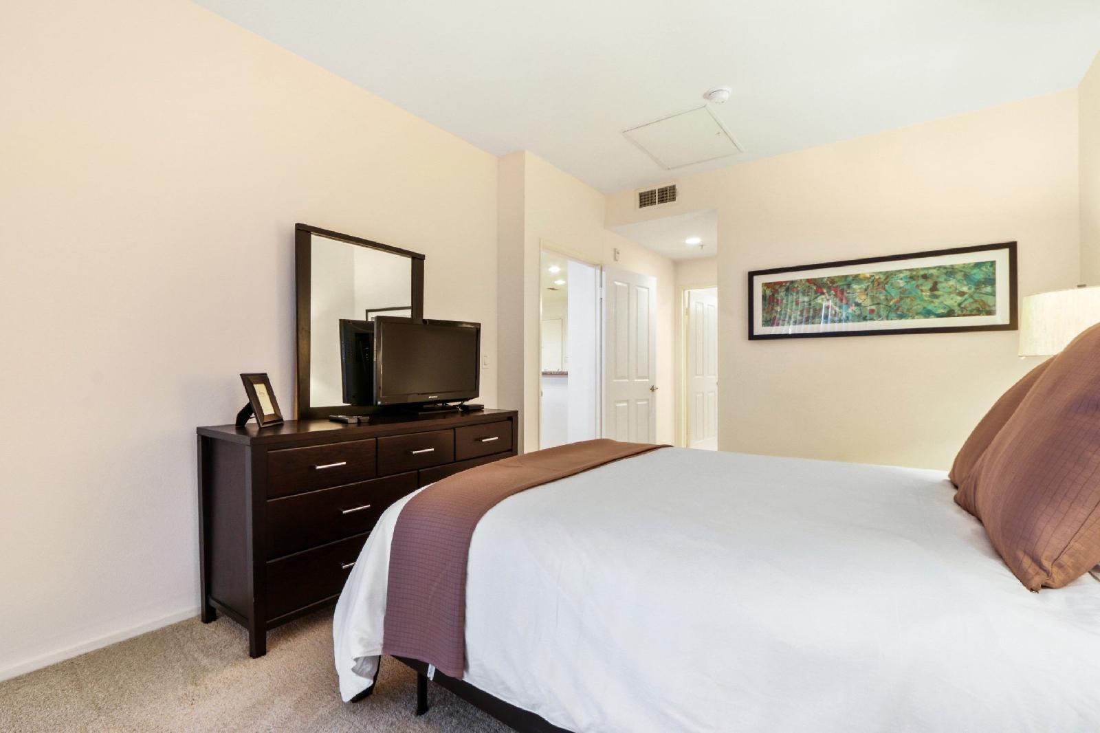 Global Luxury Suites At The Village