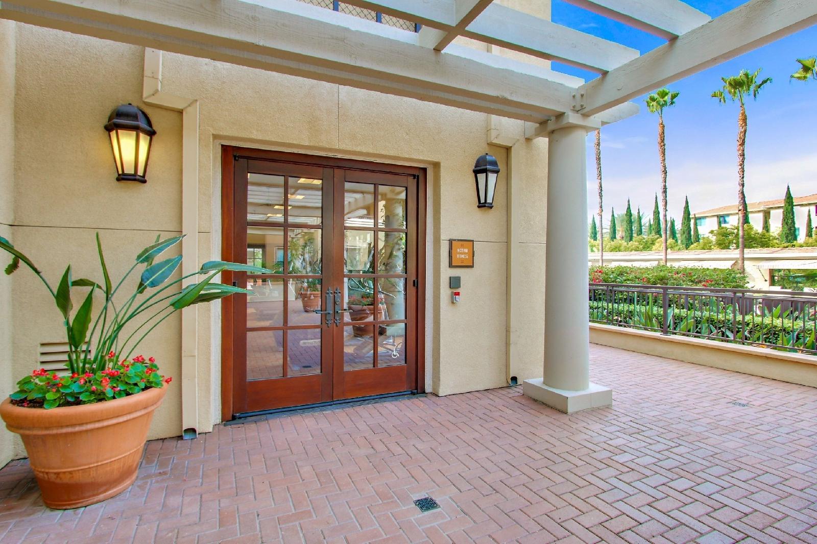 Global Luxury Suites At The Village