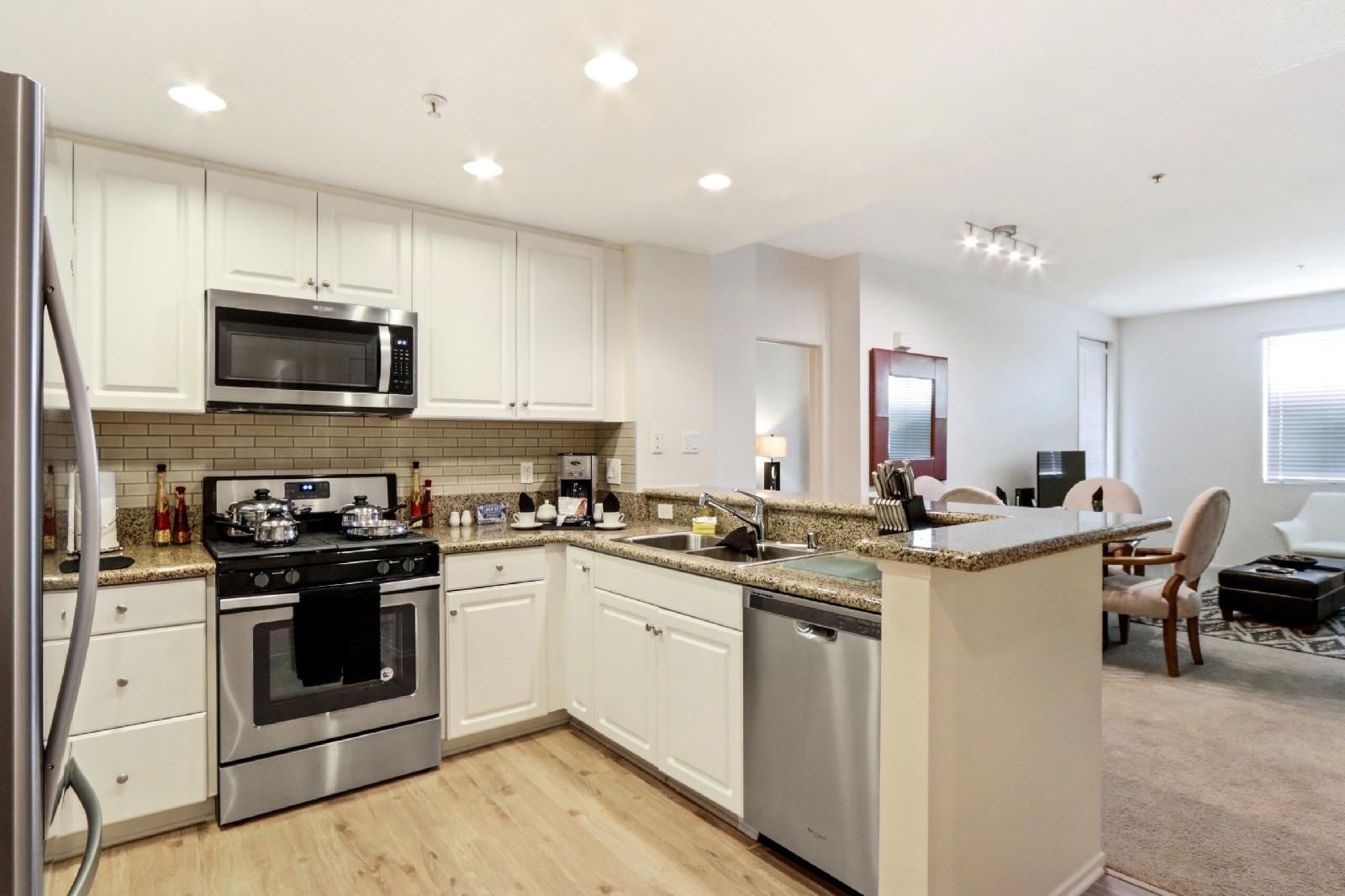 Global Luxury Suites At The Village