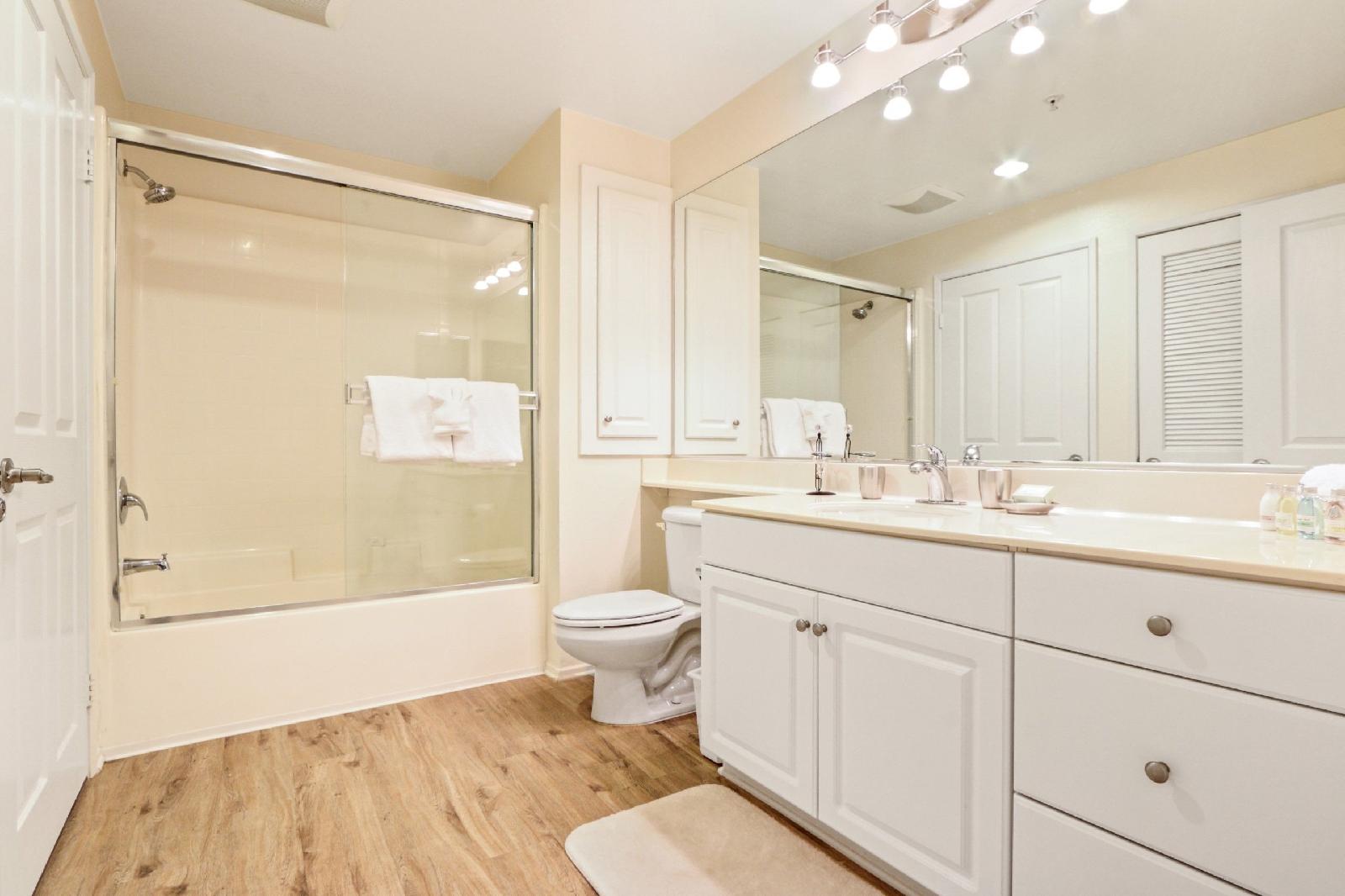 Global Luxury Suites At The Village