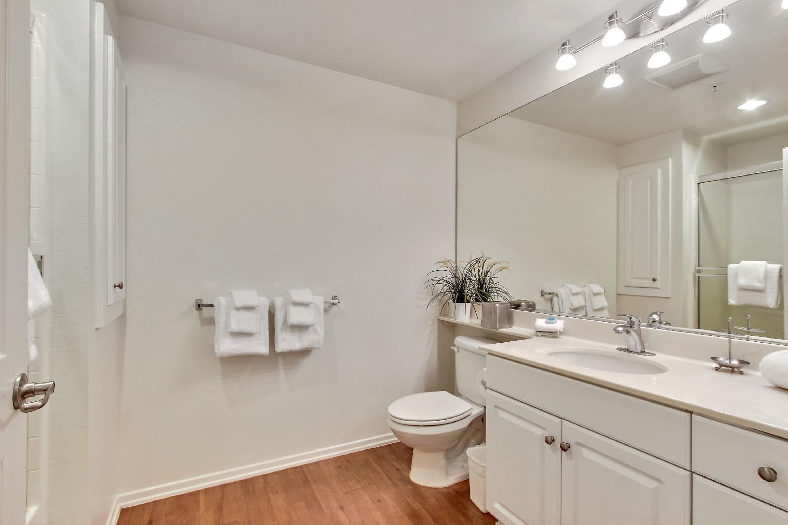 Global Luxury Suites At The Village