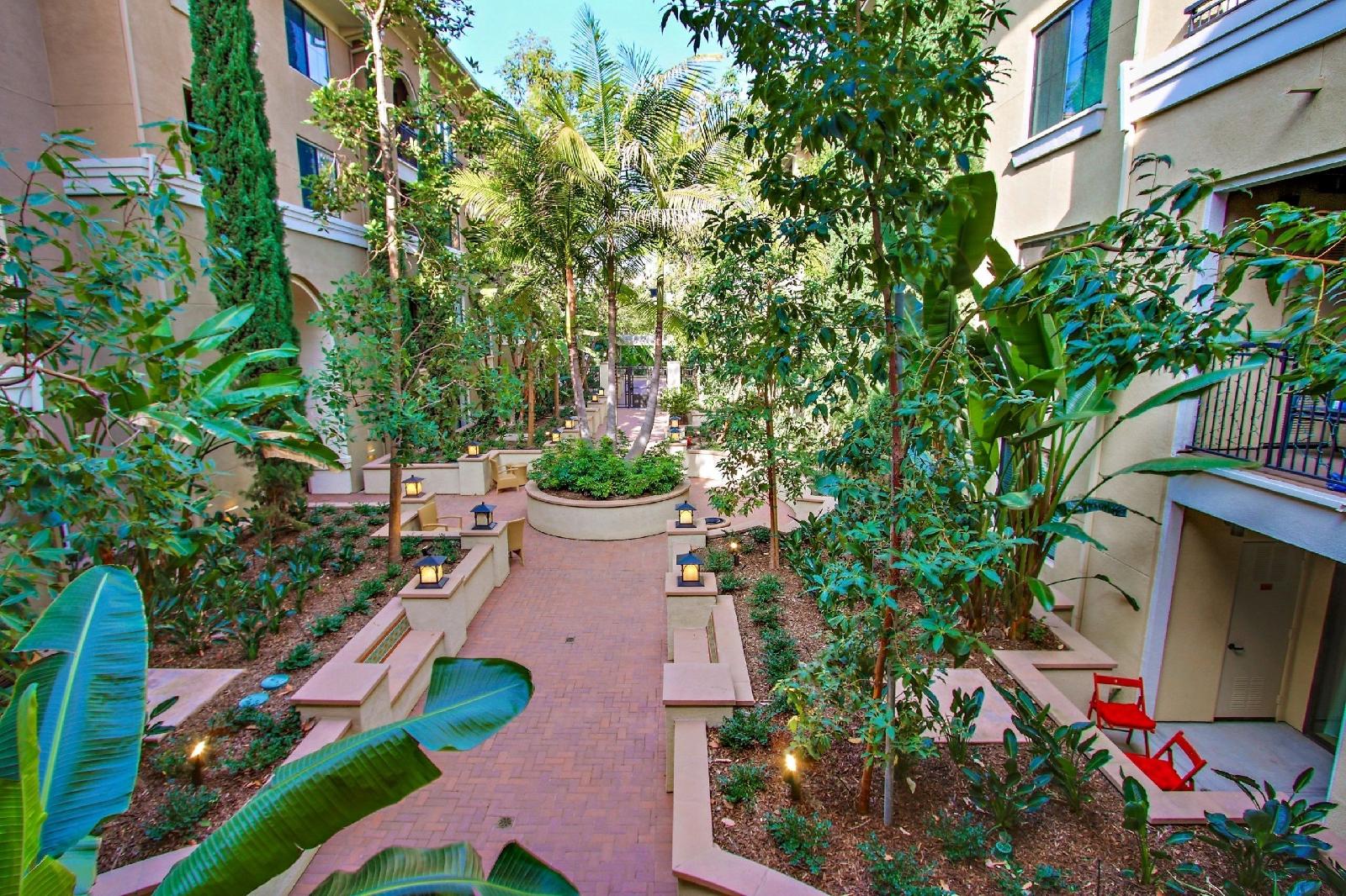 Global Luxury Suites At The Village