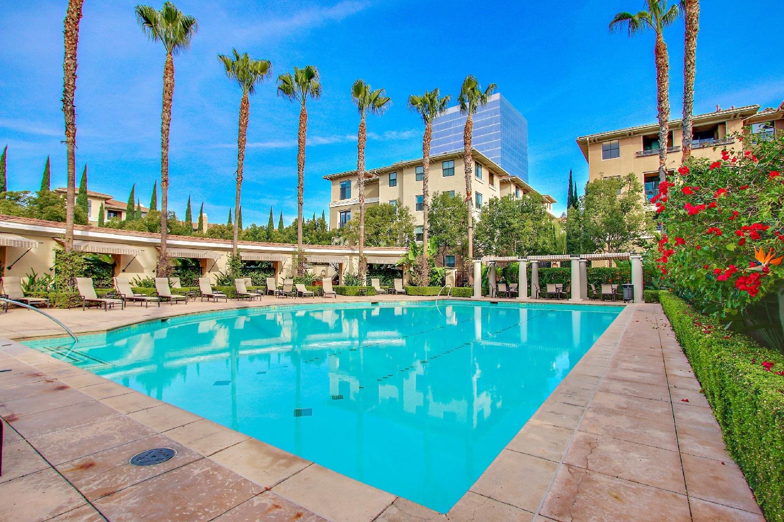 Global Luxury Suites At The Village