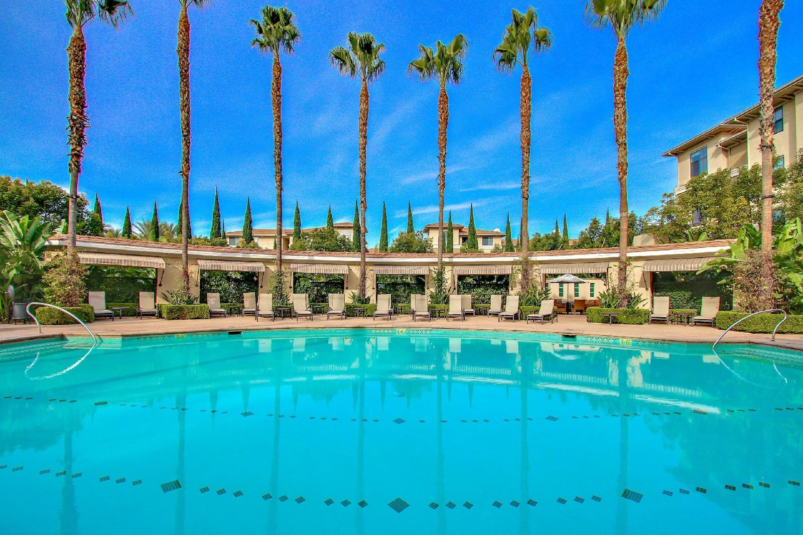 Global Luxury Suites At The Village