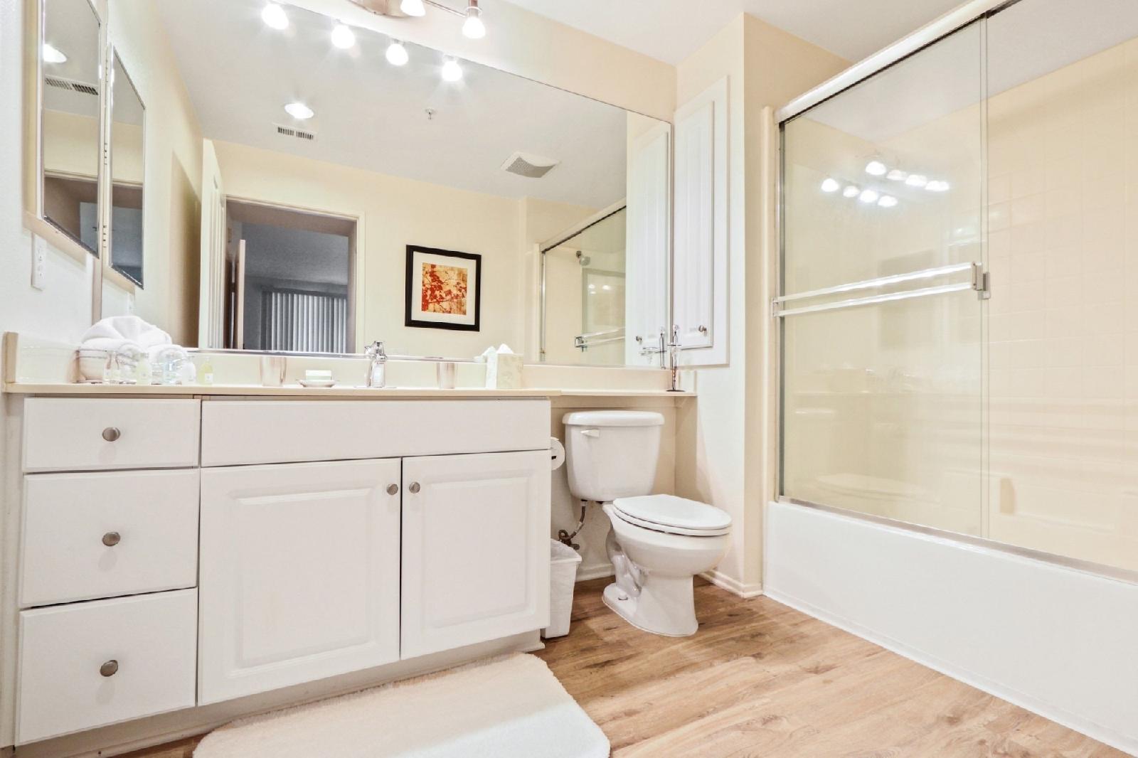 Global Luxury Suites At The Village