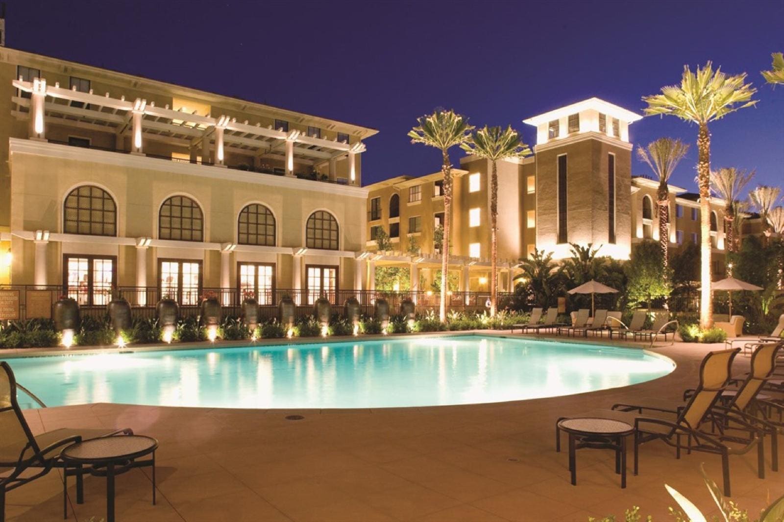 Global Luxury Suites At The Village