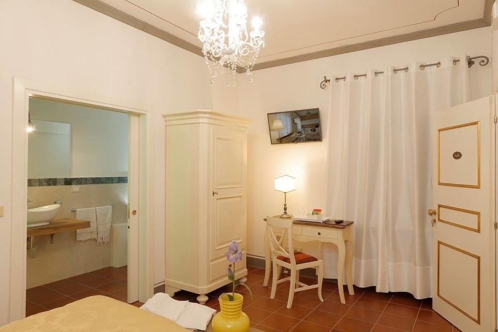 Palazzo Mari suite & rooms b&b
