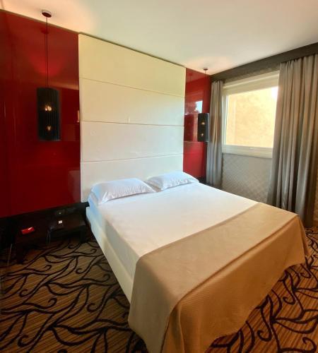 Iris Mhotel