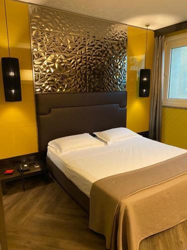 Iris Mhotel
