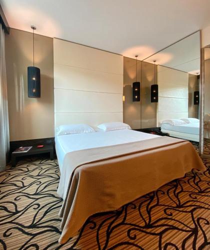 Iris Mhotel