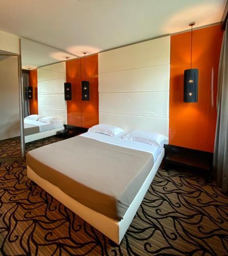 Iris Mhotel