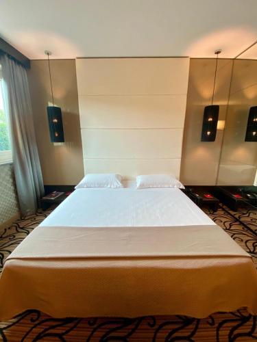 Iris Mhotel