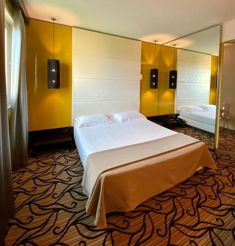 Iris Mhotel