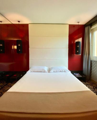 Iris Mhotel