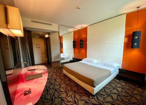 Iris Mhotel