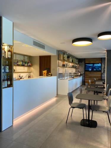 Iris Mhotel