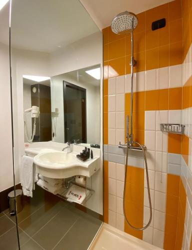 Iris Mhotel
