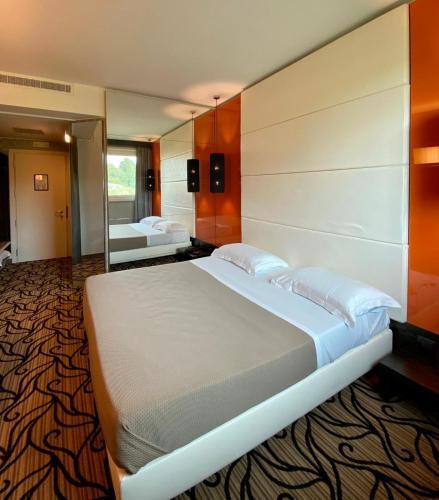 Iris Mhotel