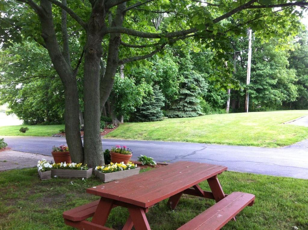 Founder's Brook Motel & Suites