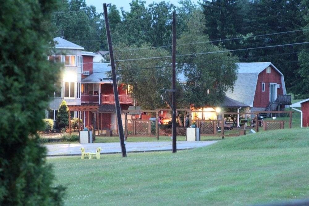 Red Barn Village Bed & Breakfast