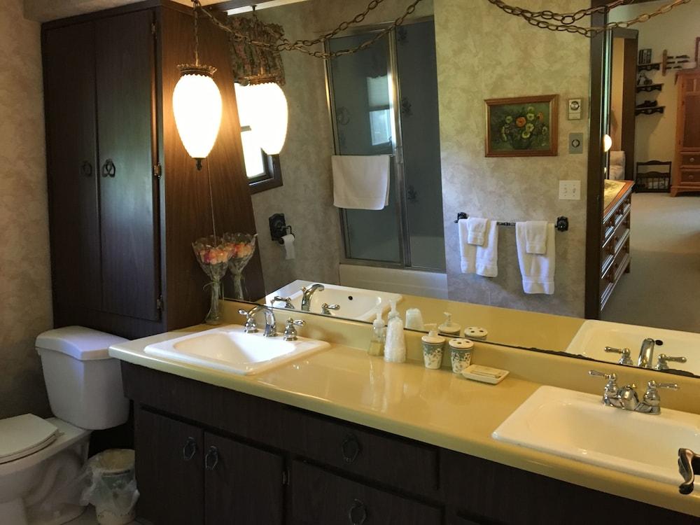 Red Barn Village Bed & Breakfast